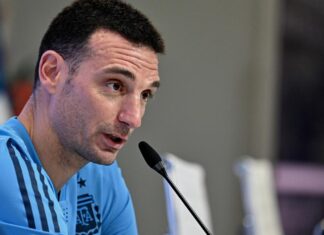 Scaloni: “Messi jugará hasta que él levante la mano”