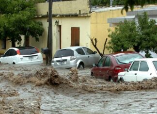 La fuerte lluvia de hoy se llevó vehículos arrastrados