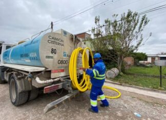 Por las intensas precipitaciones, hay baja presión y cortes en barrios de las zonas norte y oeste