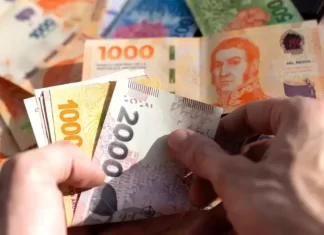 El Gobierno fijó el salario mínimo vital y móvil en $180.000 para febrero