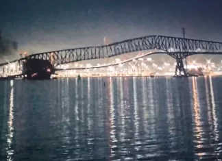 Tragedia: Se derrumbó un puente en EEUU por el choque de un barco y hay desaparecidos