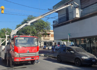 Comenzó el retiro de cables en desuso desde Santiago del Estero y Sarmiento