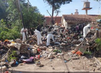Avanza la limpieza de residuos acumulados en una vivienda de Limache