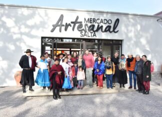 Guitarreada patria en el Mercado Artesanal