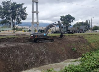 La Municipalidad continúa con la limpieza del canal Juan XXII