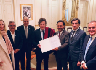 El gobernador Sáenz se reunió con el presidente Milei y le entregó el Pacto de Güemes