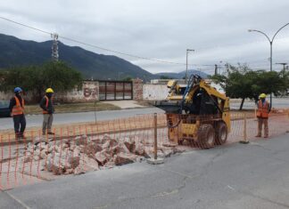 Comenzaron las tareas de arreglo en la calzada de Av. Las Américas y Venezuela