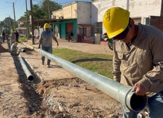 En General Mosconi continúan las obras de cambio de cañerías y optimización del servicio de agua