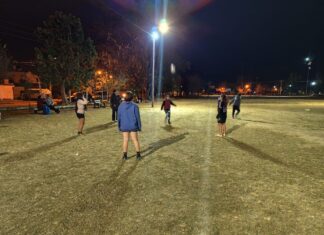 El municipio colocó nuevas luminarias en la cancha de barrio Universitario