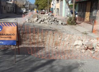 Ejecutan arreglos de calzada en Urquiza al 1.700