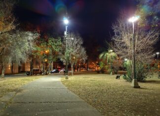 La Municipalidad iluminó la plaza Alfonsina Storni de Tres Cerritos