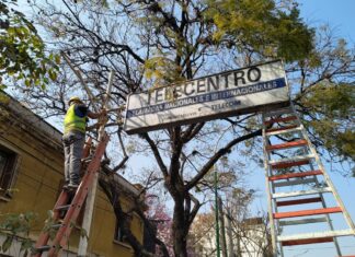 Retiraron siete estructuras de carteles en desuso en Av. Sarmiento