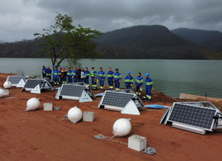 Continúa la instalación de los dispositivos de control ultrasónico de algas en el embalse El Limón