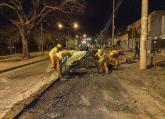 Ejecutaron tareas de repavimentación nocturna en la Av. Savio al 1.300