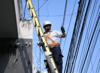 Se retiraron cables en desuso de calle Alvarado