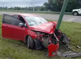Terrible siniestro en Circunvalación Oeste: Se estrelló contra un poste de luz
