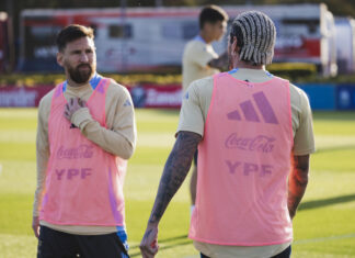 La Selección Argentina se entrena antes de viajar a Paraguay