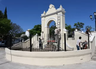 La Municipalidad trabaja en la refuncionalización de la ex fuente de agua de la plaza España