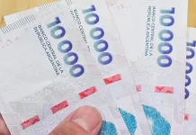 El salario mínimo sube a $383.800 y llegará a $437.000 en abril de 2027