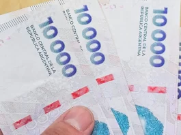 El salario mínimo sube a $383.800 y llegará a $437.000 en abril de 2027