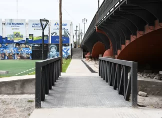 Colocaron tres pasarelas en el bajo puente Vélez Sarsfield
