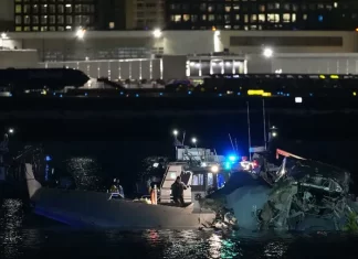 Un avión de pasajeros y un helicóptero chocan en el aire cerca del aeropuerto Reagan en Washington