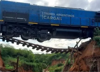 Un tren de carga quedó suspendido en el aire tras el colapso de un puente