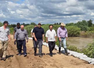 El gobernador Gustavo Saenz visitó la zona afectada por la crecida del Pilcomayo