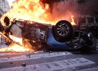 La marcha por los jubilados terminó con incidentes entre los barras y la policía, destrozos, heridos y 124 detenidos