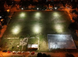 Colocaron nuevas luminarias LED en la canchita del barrio 17 de Octubre