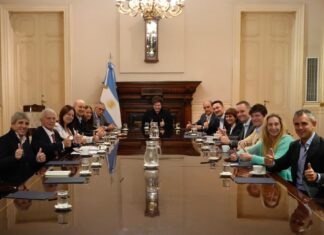 “Hoy se trabaja”, la foto de Milei y su gabinete en medio de la medida de fuerza