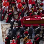 Miles de fieles despiden al papa Francisco en la Basílica de San Pedro