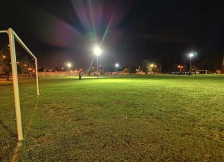 Iluminaron la cancha de fútbol del barrio 17 de Mayo