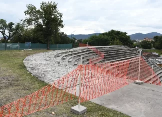 Ejecutan obras de reconstrucción en las gradas de la plaza España
