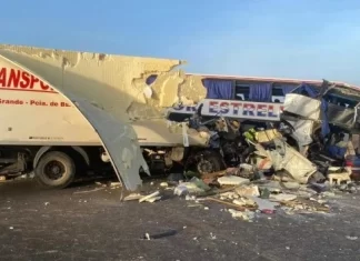 Violento choque entre un camión y un colectivo en San Miguel deja al menos 4 muertos