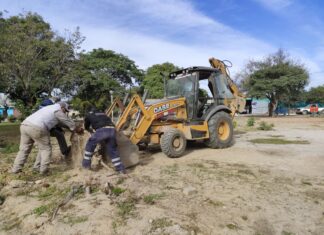 La municipalidad de General Güemes avanza en el mantenimiento y limpieza de la plaza cooperativa