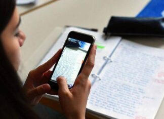 El Ministerio de Educación reglamentó el uso de celulares en las escuelas