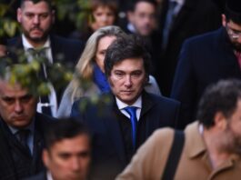 Milei viaja a Washington para una gala hispana y se mostrará con Eduardo Bolsonaro