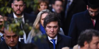 Milei viaja a Washington para una gala hispana y se mostrará con Eduardo Bolsonaro