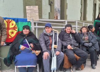 Mapuches de Neuquén se encadenaron frente a la sede de la gobernación provincial