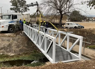 Instalaron una nueva pasarela peatonal en el barrio Universidad Católica