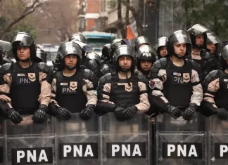 Insólito pedido: Senadores pidieron que no deje usar los baños del Congreso a los policías que trabajan en los operativos