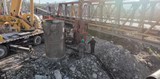 Comenzó el montaje de vigas del nuevo puente sobre el río Vaqueros: Sáenz recorrió la obra