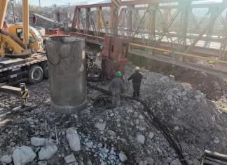 Comenzó el montaje de vigas del nuevo puente sobre el río Vaqueros: Sáenz recorrió la obra