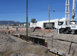 Continúa la obra del nuevo desagüe pluvial en avenida Combatientes de Malvinas