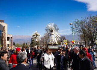 Las imagenes peregrinas del Señor y la Virgen del Milagro visitaron el Centro Cívico Grand Bourg
