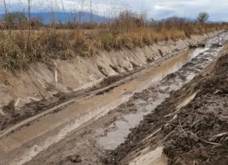 Ejecutan la limpieza del canal pluvial del barrio Cooperativa Sur
