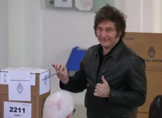 Javier Milei votó en Almagro antes de las 11 del medio día