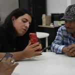 Adultos mayores aprendieron a usar herramientas para el manejo del celular