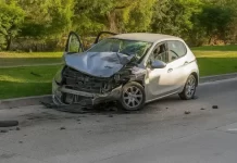 Chocó dos autos y huyó sin importarle nada en barrio Solís Pizarro
